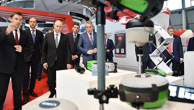 Дети на "Иннопроме" подарили Путину развивающий конструктор для внуков