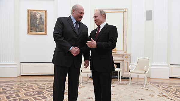 Лукашенко подарил Путину четыре мешка с картошкой