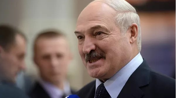 Лукашенко посоветовал белорусам есть местные продукты, а не ананасы