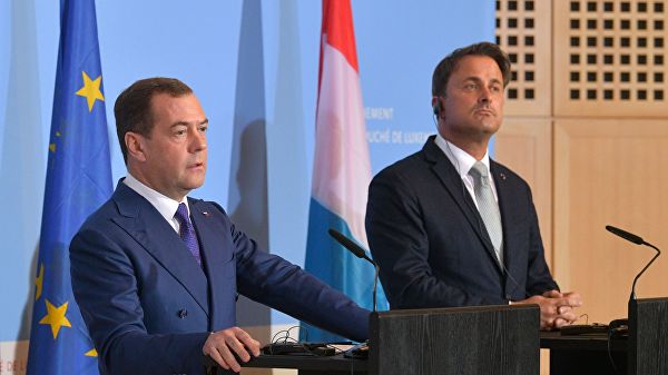 Медведев порекомендовал американскому дипломату почитать учебники