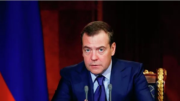 Медведев поручил МВД пресечь оборот некурительных смесей с никотином
