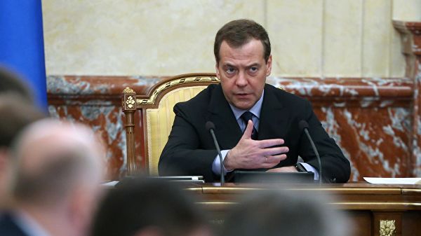 Медведев поручил обсудить выплату компенсации за неполучение места в садах