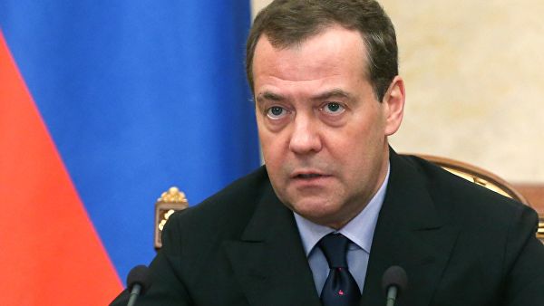 Медведев поручил проработать вопрос о рабочем времени женщин на селе