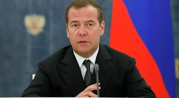 Медведев пошутил о хорошей погоде в России, которую приходится "ловить"