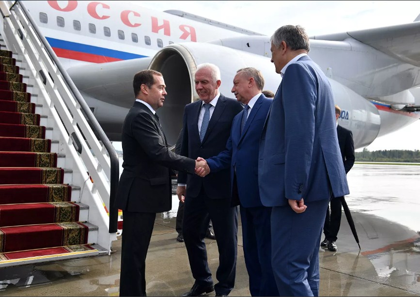 Медведев прибыл в Петербург, где стартовал Менделеевский съезд по химии