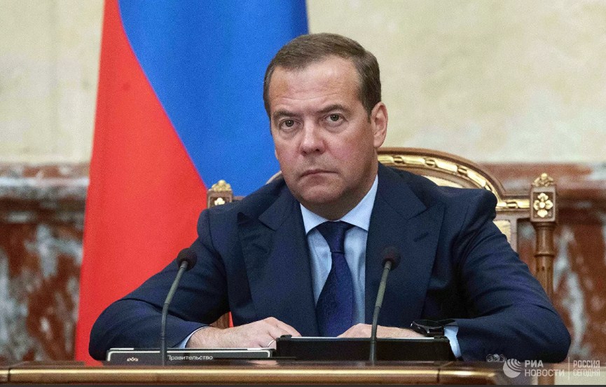 Медведев призвал ужесточить штрафы за незаконный сброс сточных вод