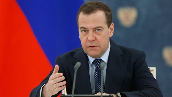 Медведев утвердил правила конкурса на выдачу премий лучшим учителям России