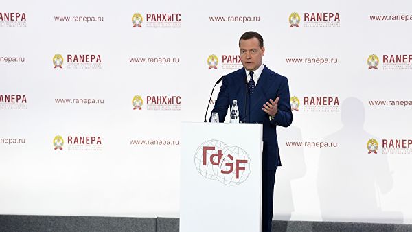 Медведев: в России нужно переобучить порядка миллиона специалистов