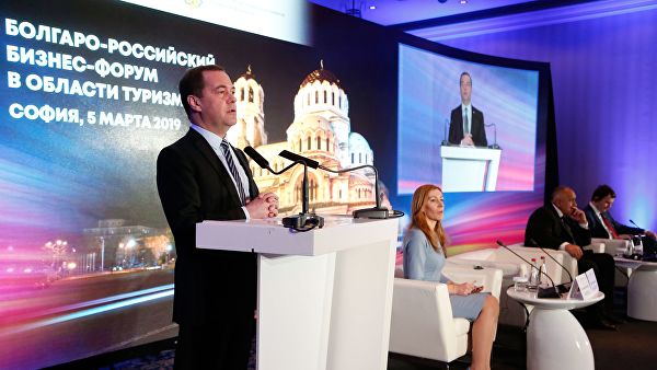 Медведев заявил о готовности России принимать современные визовые решения