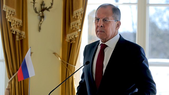 На Аляске Лавров возложил венок к памятнику, посвященному ленд-лизу