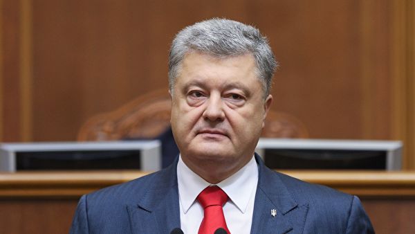 Песков объяснил, зачем Вашингтон "нянчится" с Порошенко