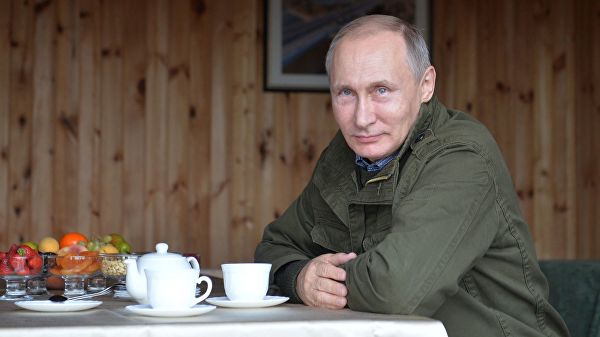 Песков рассказал, как Путин получает заплату и пенсию