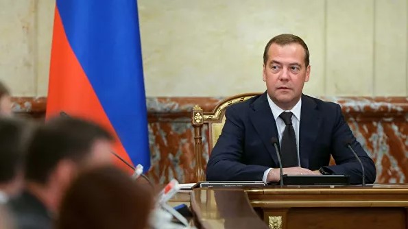 Поправки в Конституцию усиливают соцобязательства, заявил Медведев