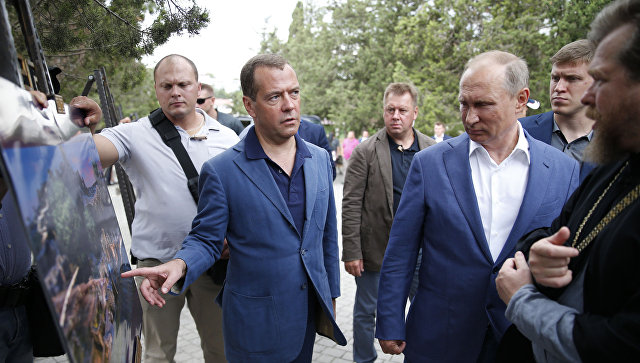 Путин и Медведев осмотрели Херсонес и заинтересовались старинной табличкой