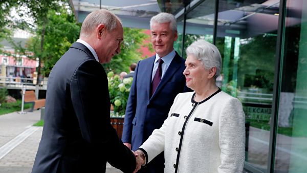 Путин осмотрел экспозицию в Доме русского зарубежья им. Солженицына