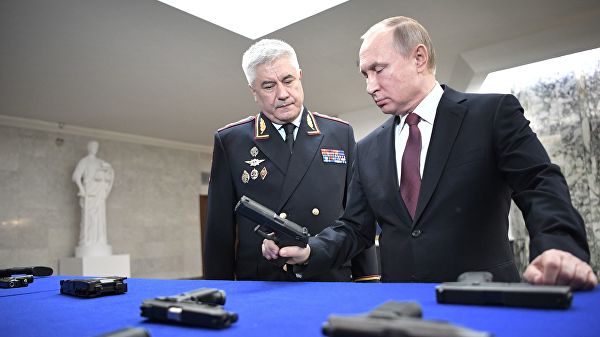 Путин осмотрел выставку перспективного российского оружия