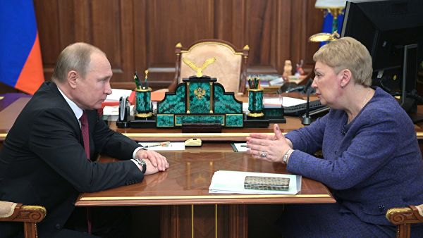 Путин призвал Васильеву следить за уровнем зарплаты учителей