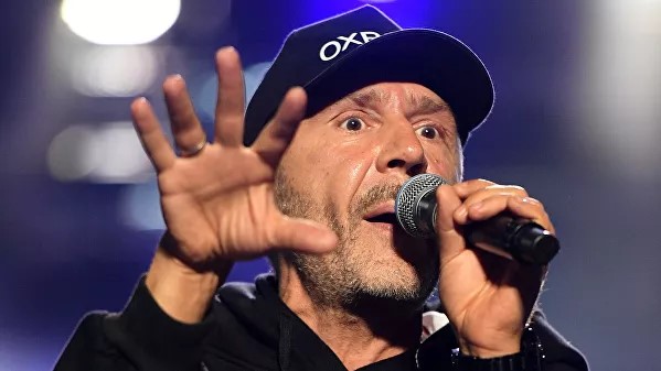Шнуров в стихах ответил на слова Смирнова об образовании для девочек