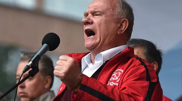 Зюганов поддержал идею Грефа об отмене экзаменов в школах